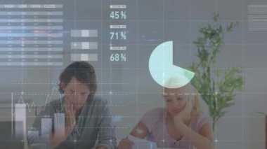 Beyaz çiftin faturaları kontrol etmesiyle ilgili finansal veri işleme animasyonu. Küresel finans, iş, bağlantılar, hesaplama ve veri işleme kavramı dijital olarak oluşturulmuş video.