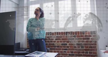 Veri işleme animasyonu, çift ırklı iş kadınının ofisteki akıllı telefondan konuşması üzerine dünya haritası. Küresel iş ve dijital arayüz kavramı dijital olarak oluşturulmuş video.