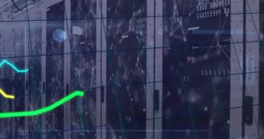 Bilgisayar sunucuları üzerinden finansal veri işleme animasyonu. Küresel finans, iş, bağlantılar, hesaplama ve veri işleme kavramı dijital olarak oluşturulmuş video.