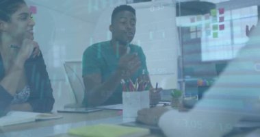 Ofisteki çeşitli iş adamları üzerinde finansal veri işleme animasyonu. Küresel finans, iş, bağlantılar, hesaplama ve veri işleme kavramı dijital olarak oluşturulmuş video.