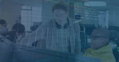 Bilgisayarda tartışan çeşitli erkek meslektaşlar üzerinde dosya ve veri işleme animasyonları. Dijital arayüz, takım çalışması, iş, ofis, ağ ve iletişim, dijital olarak oluşturulmuş video.