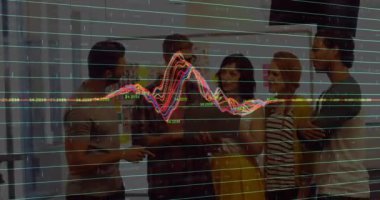 Ofisteki çeşitli iş adamları üzerinde finansal veri işleme animasyonu. Küresel finans, iş, bağlantılar, hesaplama ve veri işleme kavramı dijital olarak oluşturulmuş video.