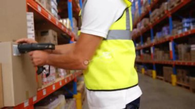 Depoda çalışan beyaz erkek işçilerin ikonlarla olan bağlantılarının animasyonu. Küresel iş, takım çalışması ve dijital arayüz kavramı dijital olarak oluşturulmuş video.