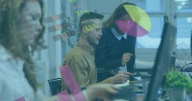 Ofisteki çeşitli iş adamları üzerinde finansal veri işleme animasyonu. Küresel finans, iş, bağlantılar, hesaplama ve veri işleme kavramı dijital olarak oluşturulmuş video.