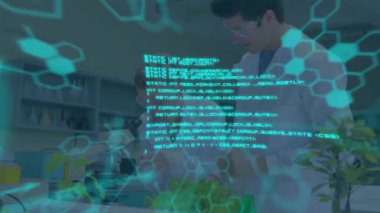 Laboratuvardaki çeşitli bilim adamları üzerinde bilimsel veri işleme animasyonu. Küresel bilim, bağlantılar, hesaplama ve veri işleme kavramı dijital olarak oluşturulmuş video.