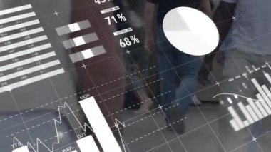 Veri işleme animasyonu, borsa ve dünya haritası yürüyenlerin üzerinde. İş ve dijital arayüz kavramı, dijital olarak oluşturulmuş video.