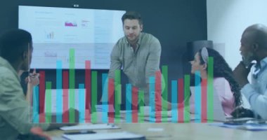 Toplantıda çeşitli iş adamlarının veri işleme animasyonları. Küresel iş, takım çalışması ve dijital arayüz kavramı dijital olarak oluşturulmuş video.