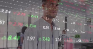 Ofiste konuşan çeşitli iş adamları yerine diyagramlar ve borsa animasyonları. Küresel iş ve dijital arayüz kavramı dijital olarak oluşturulmuş video.