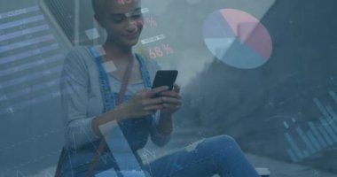 Akıllı telefonu kullanan melez bir kadının finansal veri işleme animasyonu. Küresel iş, finans, hesaplama ve veri işleme kavramı dijital olarak oluşturulmuş video.
