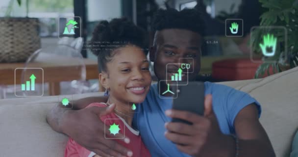 Animering Eko Ikoner Och Databehandling Över Glada Afrikanska Amerikanska Par — Stockvideo