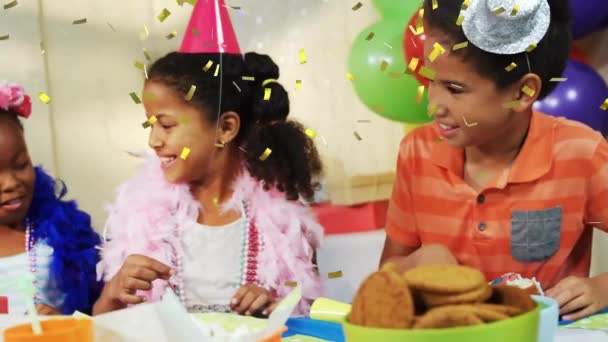Animacja Złotego Konfetti Padającego Szczęśliwe Zróżnicowane Dziewczyny Chłopca Jedzącego Ciasto — Wideo stockowe
