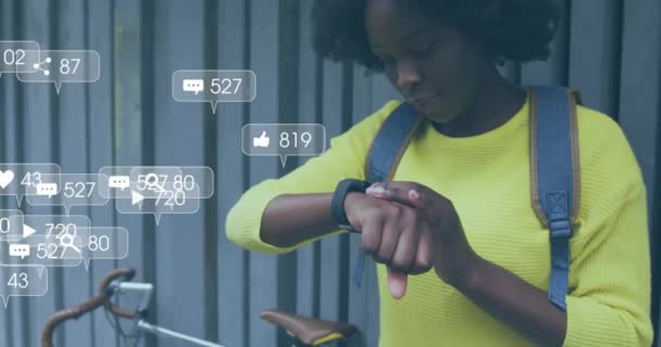 Animation Des Notifications Des Médias Sociaux Sur Femme Afro Américaine — Video