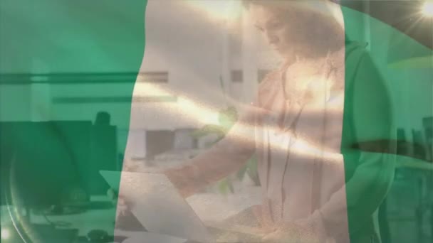 Nijerya Bayrağının Kafkasyalı Kadını Üzerinde Sallanışı Günlük Ofiste Evrak Çalışması — Stok video