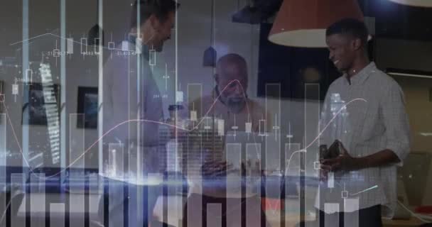 オフィスの多様なビジネスの人々を超える金融データ処理のアニメーション グローバルファイナンス ビジネス コネクション コンピューティング データ処理コンセプトデジタル生成ビデオ — ストック動画