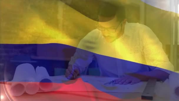 Animazione Bandiera Della Colombia Sventola Sopra Sorridente Architetto Maschio Caucasico — Video Stock