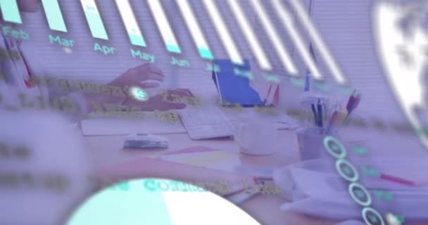 Animáció Pénzügyi Adatok Feldolgozása Kaukázusi Üzletasszony Segítségével Számítógép Irodában Globális — Stock videók