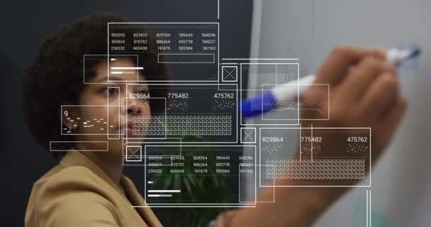 Animering Diagram Och Databehandling Över Biracial Kvinna Anteckningar Ämbetet Globalt — Stockvideo