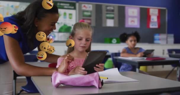 Animasi Ikon Emoji Atas Beragam Sekolah Gadis Dan Guru Menggunakan — Stok Video