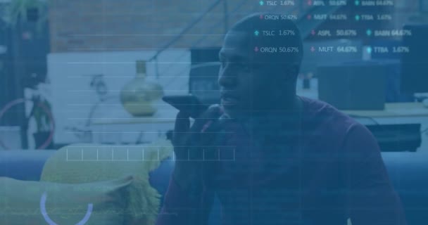 Animação Processamento Dados Financeiros Sobre Empresário Afro Americano Usando Smartphone — Vídeo de Stock