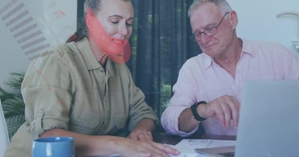 Animation Traitement Des Données Financières Sur Couple Caucasien Senior Aide — Video