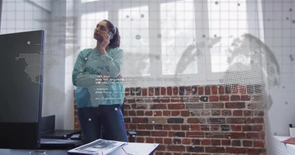 Animation Der Datenverarbeitung Weltkarte Über Einer Geschäftsfrau Die Büro Mit — Stockvideo