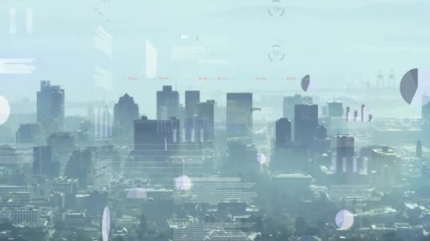 データ処理のアニメーションとシティスケープ上の図 グローバルテクノロジーとデジタルインターフェースのコンセプトデジタル生成ビデオ — ストック動画