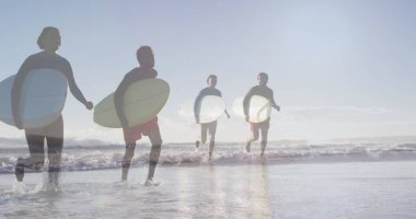 Sahilde sörf tahtası olan Afro-Amerikan bir çiftin görüntüsü. Tatil ve dijital arayüz kavramı dijital olarak oluşturuldu.