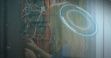 Kabloları birbirine bağlayan beyaz kadın mühendis üzerinden veri işleme görüntüsü. bilgisayarlar, ağ, veri işleme, teknoloji ve dijital arayüz kavramı dijital olarak oluşturuldu.