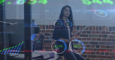 Ofiste tablet kullanan bir iş kadınının mali veri işleme görüntüsü. küresel iş, finans, bağlantılar ve dijital arayüz konsepti dijital olarak oluşturulmuş görüntü.