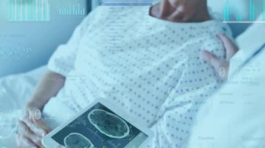 Kafkas erkek doktorun hastayla konuşması üzerine veri işleme ve diyagramların animasyonu. Küresel tıp ve dijital arayüz kavramı dijital olarak oluşturulmuş video.