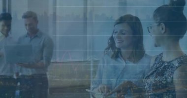 Çeşitli iş adamlarının iş görüşmeleri üzerine veri işleme ve diyagramların animasyonu. Küresel iş, takım çalışması ve dijital arayüz kavramı dijital olarak oluşturulmuş video.