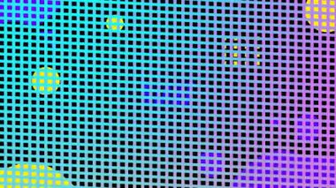 Hareket eden şekillerin üzerindeki renkli ağın animasyonu. Küresel teknoloji ve dijital arayüz konsepti dijital olarak oluşturulmuş video.