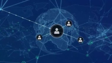 Dünya haritası ve küresi üzerindeki simgelerle bağlantı ağının animasyonu. Sosyal medya ve dijital arayüz konsepti dijital olarak oluşturulmuş video.