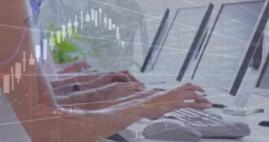 Bilgisayar kullanan çeşitli iş adamları üzerinde finansal veri işleme animasyonu. Küresel finans, iş, bağlantılar, hesaplama ve veri işleme kavramı dijital olarak oluşturulmuş video.