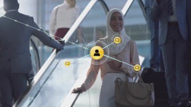 Yürüyen merdivendeki farklı iş adamlarının ikonlarıyla bağlantı ağının animasyonu. Küresel iş ve dijital arayüz kavramı dijital olarak oluşturulmuş video.
