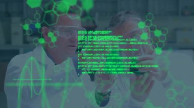 Laboratuvardaki çeşitli bilim adamları üzerinde bilimsel veri işleme animasyonu. Küresel bilim, bağlantılar, hesaplama ve veri işleme kavramı dijital olarak oluşturulmuş video.