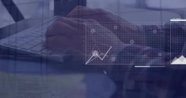 Kafkasyalı iş adamının bilgisayar kullanarak finansal veri işleme animasyonu. Küresel finans, iş, bağlantılar, hesaplama ve veri işleme kavramı dijital olarak oluşturulmuş video.