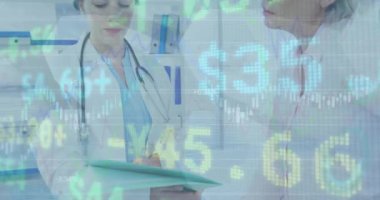 Kafkas kadın doktorların hastalarla konuştuğu veri işleme animasyonu. Küresel tıp ve dijital arayüz kavramı dijital olarak oluşturulmuş video.