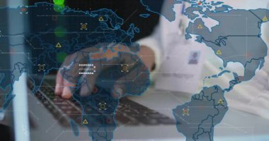 Bilgisayarı kullanan Afro-Amerikan bir adamın finansal veri işleme animasyonu. Küresel finans, iş, bağlantılar, hesaplama ve veri işleme kavramı dijital olarak oluşturulmuş video.