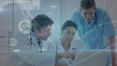 Bilgisayar kullanan beyaz erkek ve kadın doktorlar üzerinden ağ ve veri işleme animasyonu. Ağ, veri, sağlık, takım çalışması, bağlantı ve iletişim, dijital olarak oluşturulmuş video.