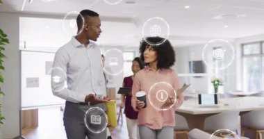 Medya simgelerinin, çeşitli meslekdaşların ofiste iş tartışmalarına göre canlandırılması. Küresel iş ve dijital arayüz kavramı dijital olarak oluşturulmuş video.