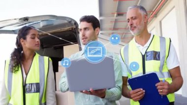 Depoda dizüstü bilgisayar kullanan çeşitli işçiler üzerindeki simgelerle bağlantı ağının animasyonu. Küresel iş, takım çalışması ve dijital arayüz kavramı dijital olarak oluşturulmuş video.