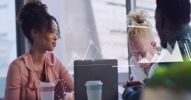 Ofisteki çeşitli iş adamları üzerinde finansal veri işleme animasyonu. Küresel finans, iş, bağlantılar, hesaplama ve veri işleme kavramı dijital olarak oluşturulmuş video.