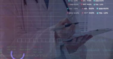 Panoya yazı yazan beyaz kadın doktorun veri işleme ve diyagramlarının animasyonu. Küresel tıp ve dijital arayüz kavramı dijital olarak oluşturulmuş video.