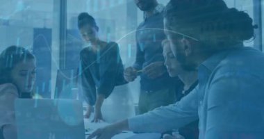 Ofisteki çeşitli iş adamları üzerinde finansal veri işleme animasyonu. Küresel finans, iş, bağlantılar, hesaplama ve veri işleme kavramı dijital olarak oluşturulmuş video.