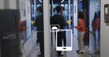 Medya simgeleri ve diyagramlarının ofiste iş tartışan çeşitli meslektaşlar üzerine animasyonu. Küresel iş, takım çalışması ve dijital arayüz kavramı dijital olarak oluşturulmuş video.