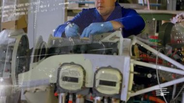 Kafkas erkek işçi tamir makinesinin üzerindeki veri işleme ve diyagramlarının animasyonu. Küresel iş ve dijital arayüz kavramı dijital olarak oluşturulmuş video.