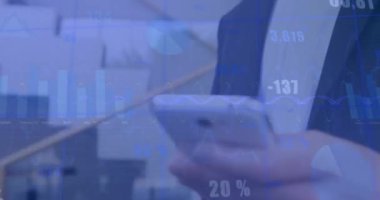 Ofiste akıllı telefon kullanan beyaz iş adamının finansal veri işleme animasyonu. Küresel finans, iş, bağlantılar, hesaplama ve veri işleme kavramı dijital olarak oluşturulmuş video.