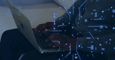 Devre kartının animasyonu, beyaz adamın bilgisayarını kullanarak veri işlemesi. Dijital olarak oluşturulmuş küresel bağlantılar, hesaplama, dijital arayüz ve veri işleme kavramı.