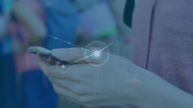Akıllı telefon kullanan beyaz kız öğrenci üzerinden iletişim ağının animasyonu. Bağlantı, veri, dijital arayüz, okul, eğitim, yaşam tarzı ve iletişim, dijital olarak oluşturulmuş video.